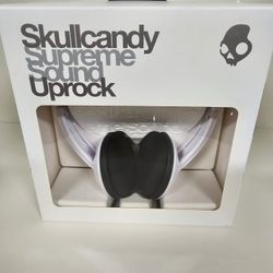 Lot of 21 Brand New Skullcandy Supreme Sound Uprock Headphones in White