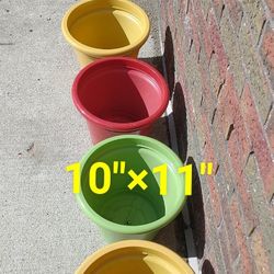 4 Plastic Flower Pots