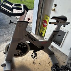 Star trac Spinner spinning  Exercise Bike  Professional, indoor spinning, bike in good condition has four clips of spinning shoes also has the cage if