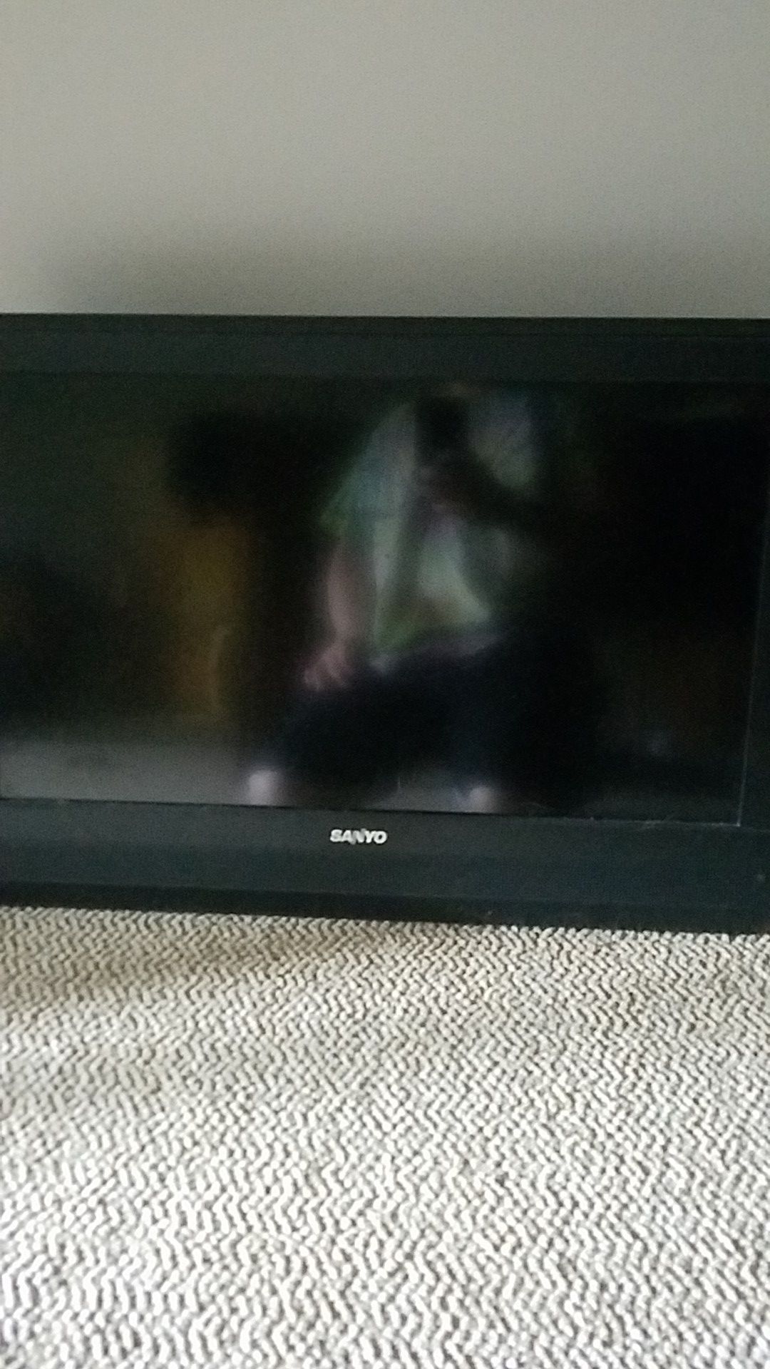 32inch sanyo wall mount TV
