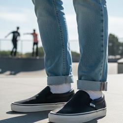 VANS Unisex Classic Slip-On Perf Leather Sneaker Black Size Men 9.5/Women 11