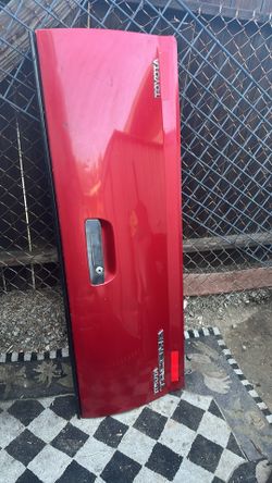 2007. Toyota tacoma.   Tail gate.   Parts