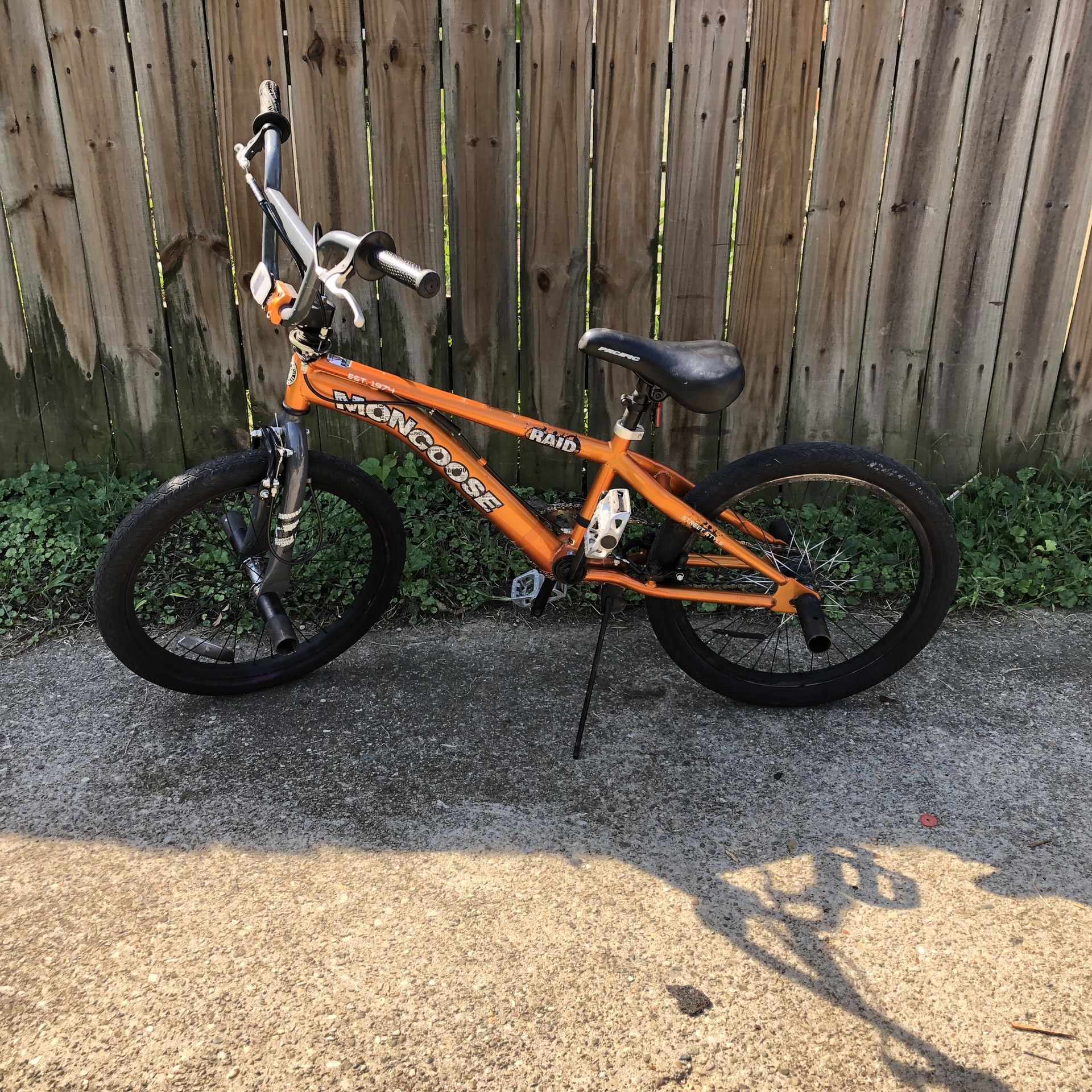 Mongoose raid sale freestyle bike