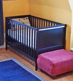 Ikea Crib / convertible to toddler bed