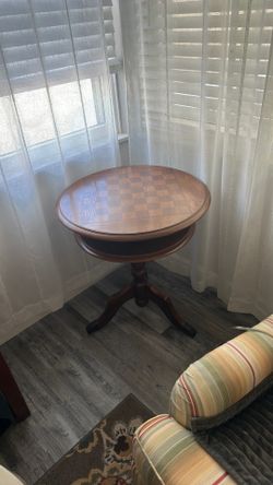 Wood round end/game table
