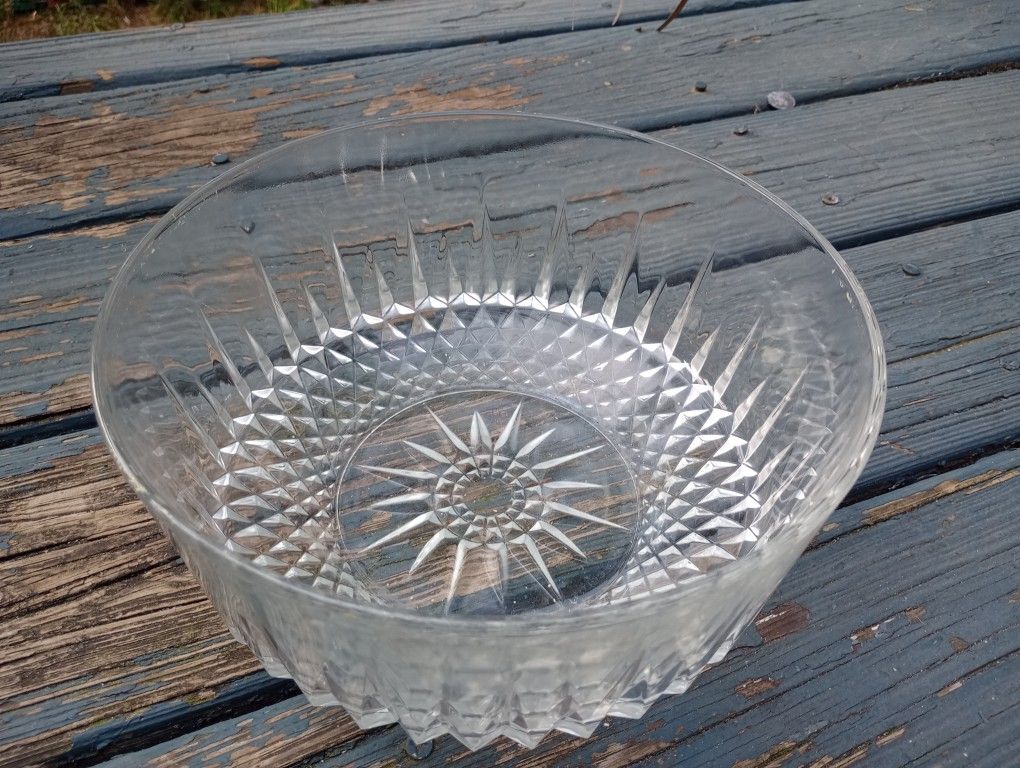 Arcoroc France Crystal Glass Serving Bowl in Starburst Pattern *10.00 Firm* Home and Garden