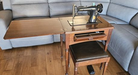 1948 Singer Vintage Sewing Machine. 8k