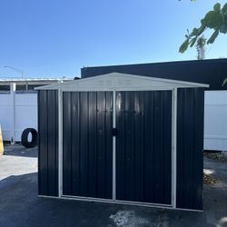 Shed/ Cobertizo