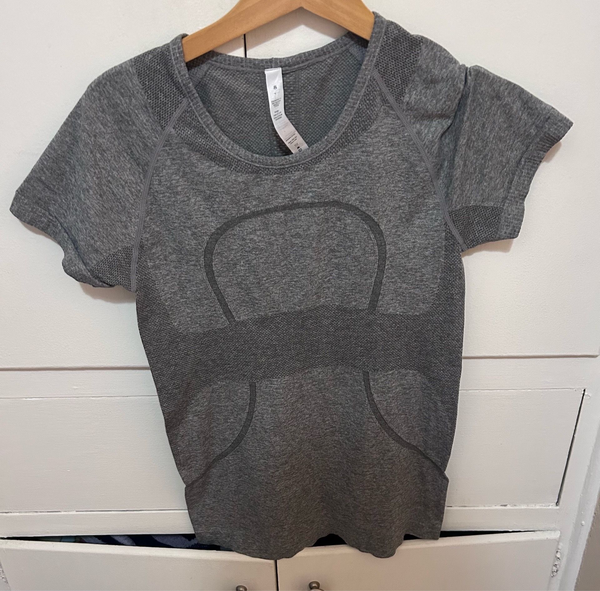 Lululemon women’s size 8 shirt