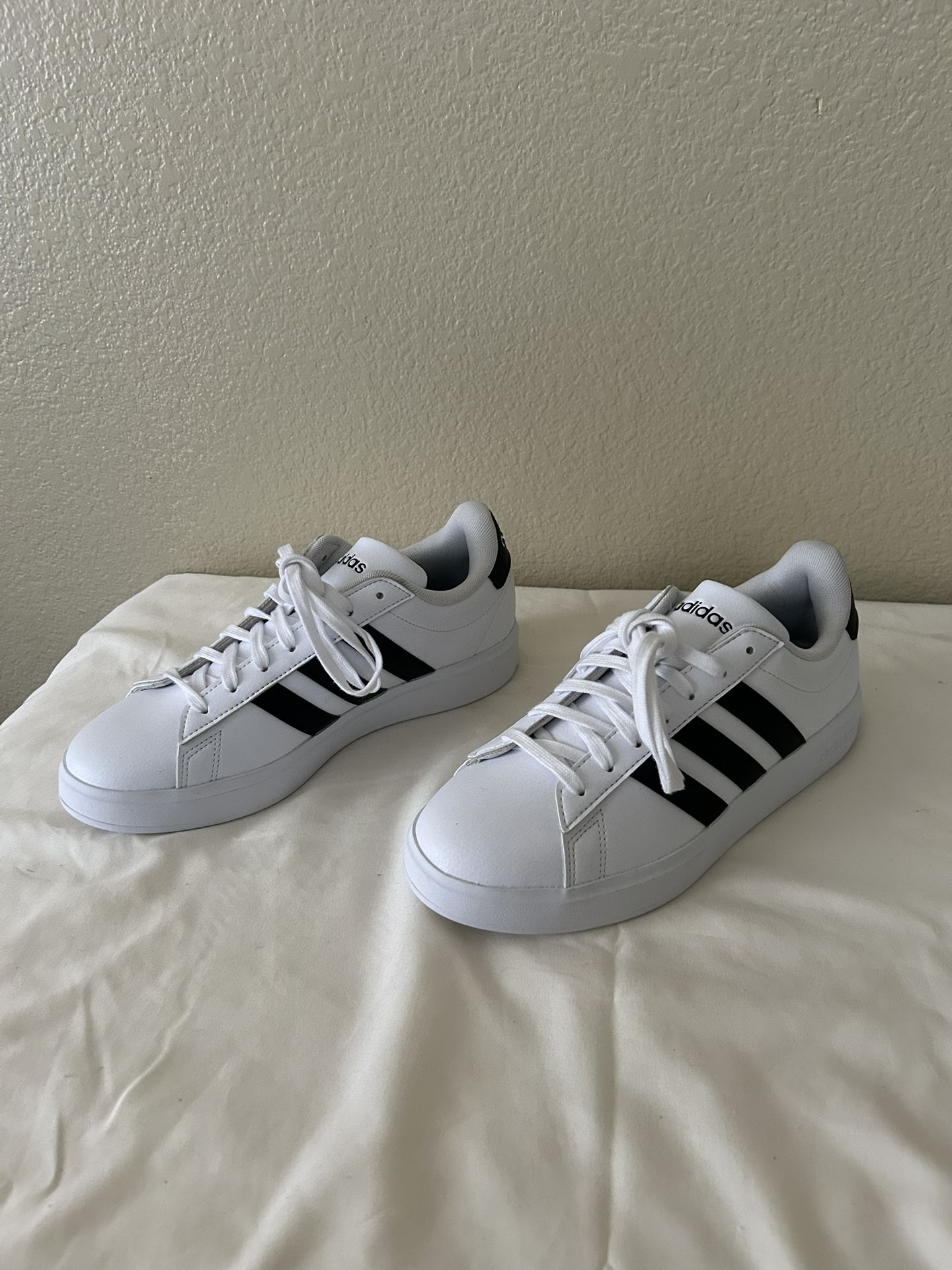 Women’s Adidas Size 8