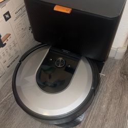 Roomba i8 With Clean Base