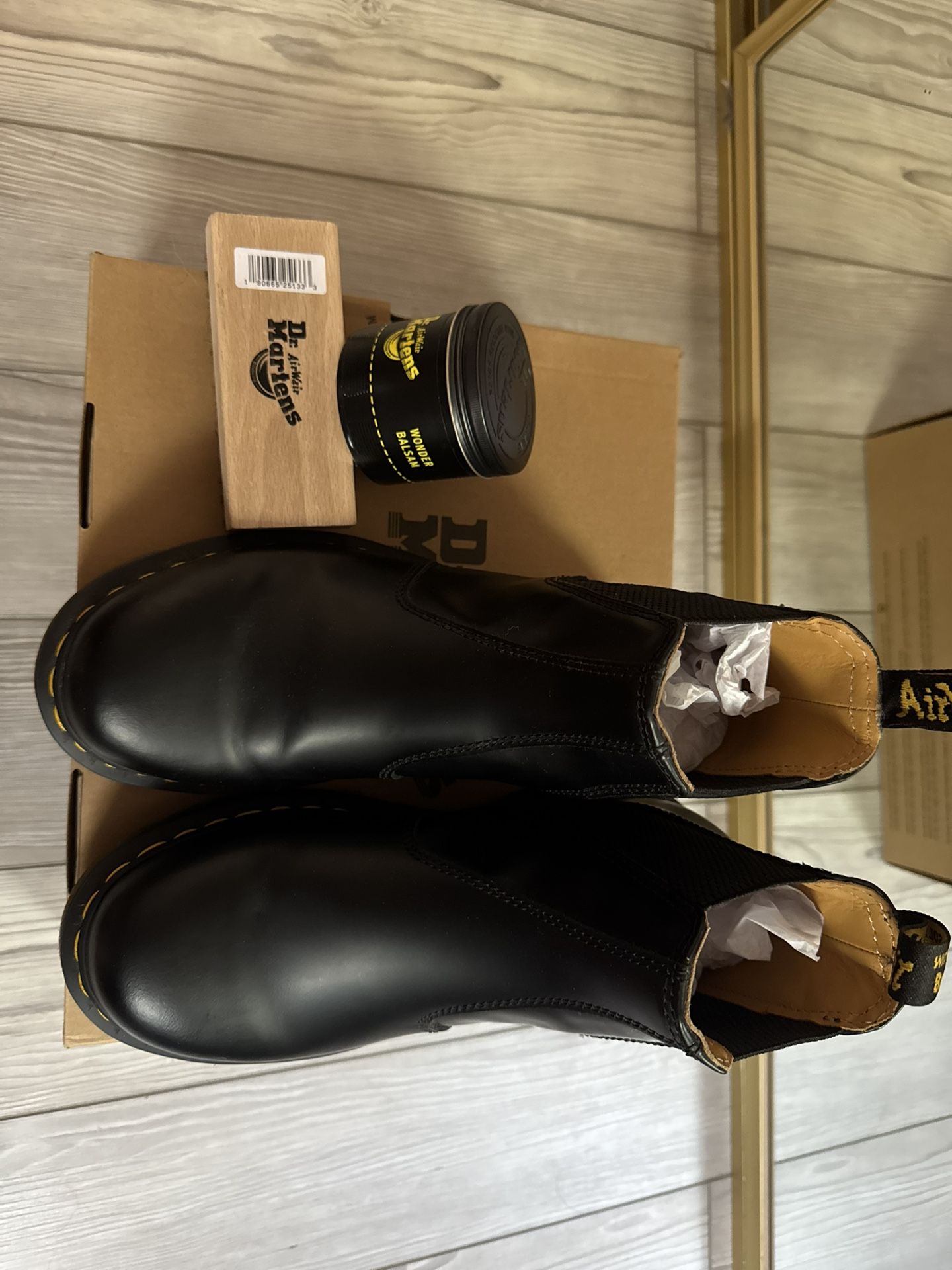 Dr. Martens CHELSEA Boot, Women’s 7, Like New