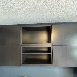 Son dos mueble de madera marrón con gran capacidad en excelente estado pueden hir separados uno tiene abertura para pasar cables. $80 cada uno.