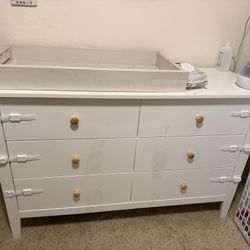 Dresser & Changing Table Combo - 6 Drawers - Baby Proofed