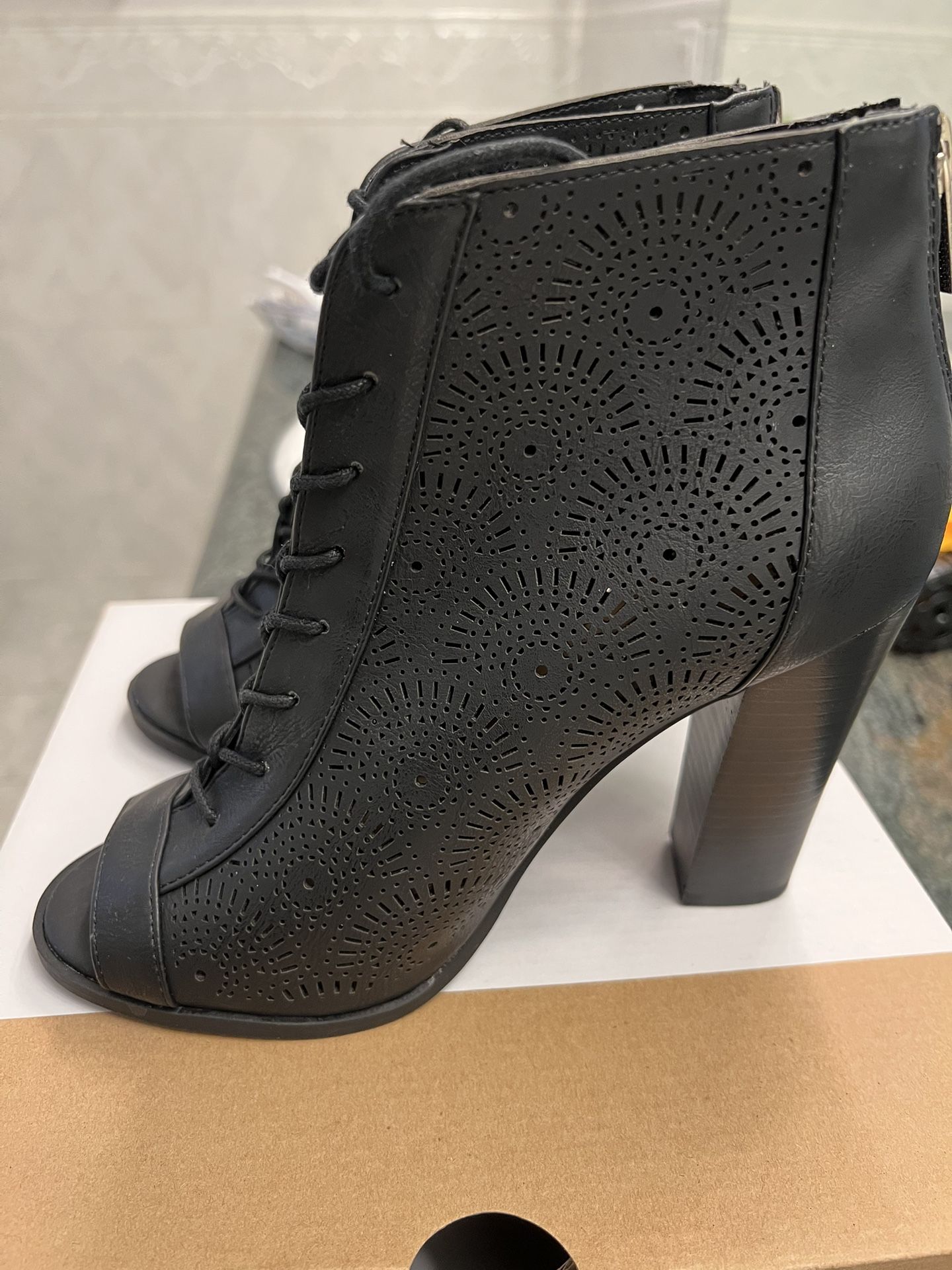 Womens Black Boots Size 8 (4.5 Inch Heel)