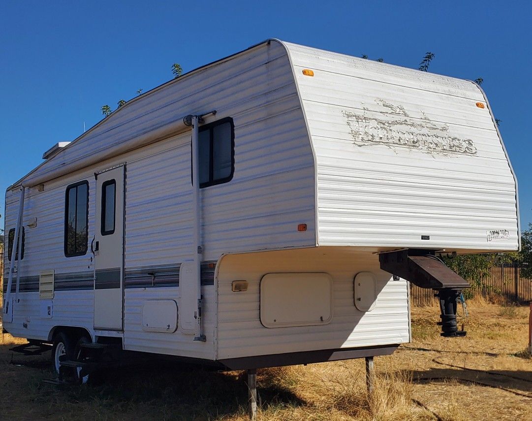 Travel Trailer RV 5th Wheel WILDERNESS