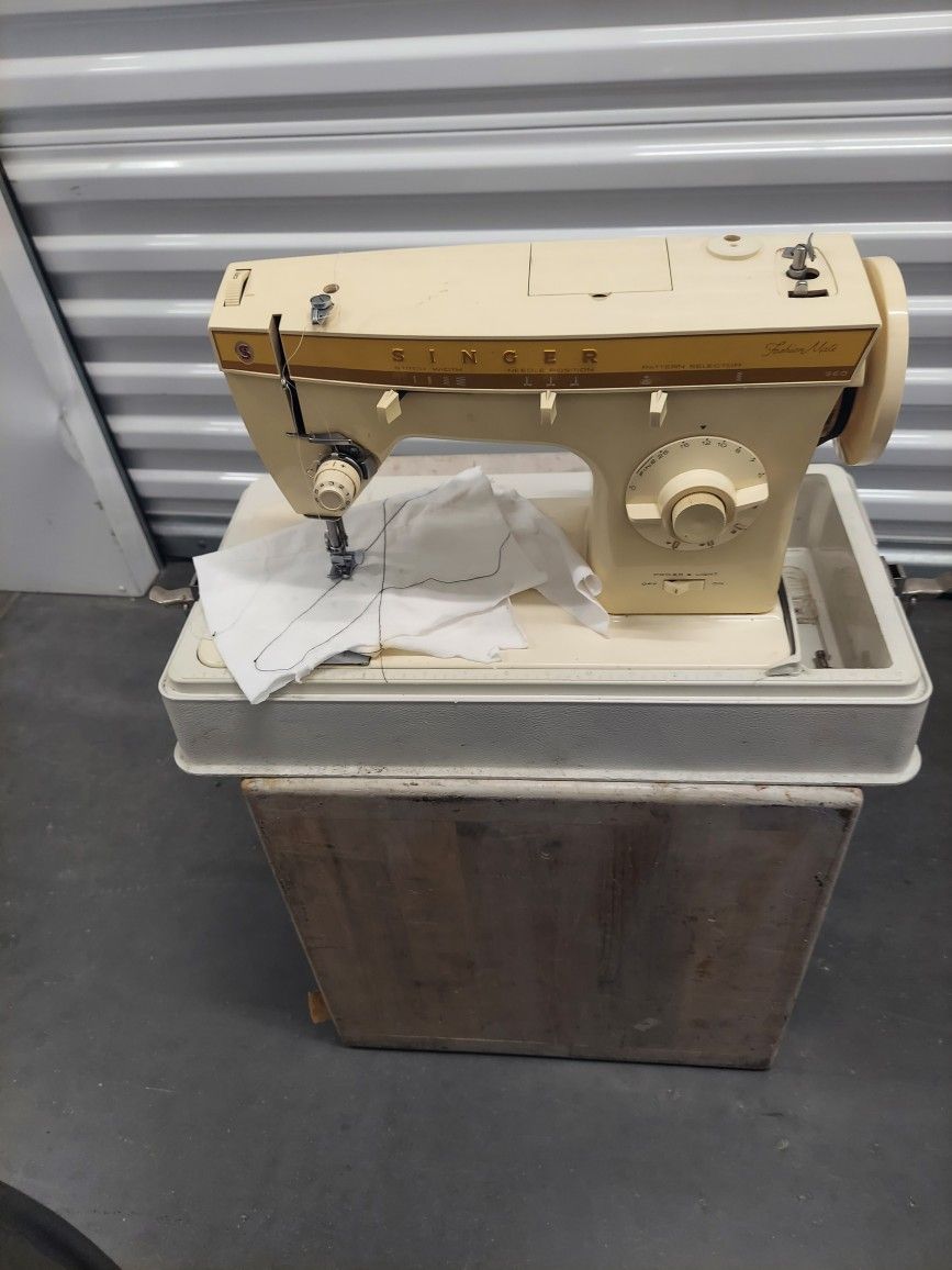 Singer Fashion Mate 360, Vintage Sewing Machine, Carrying Case