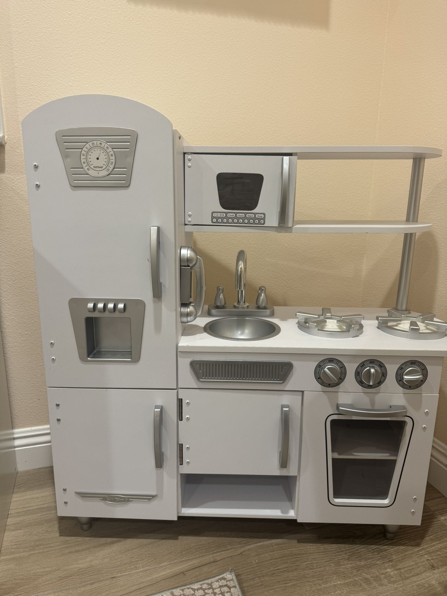 Kids’ Play Kitchen