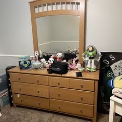 Dresser With Mirror. Mirror 