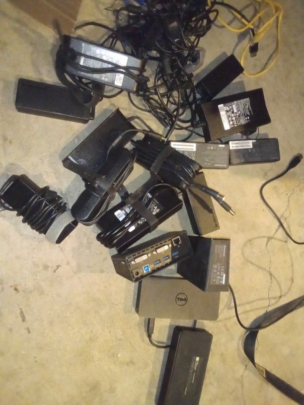 4 Hd Docks And 12 Ac Adapters Lenovo Dell