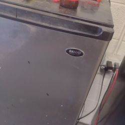 Sanyo Mini Fridge 