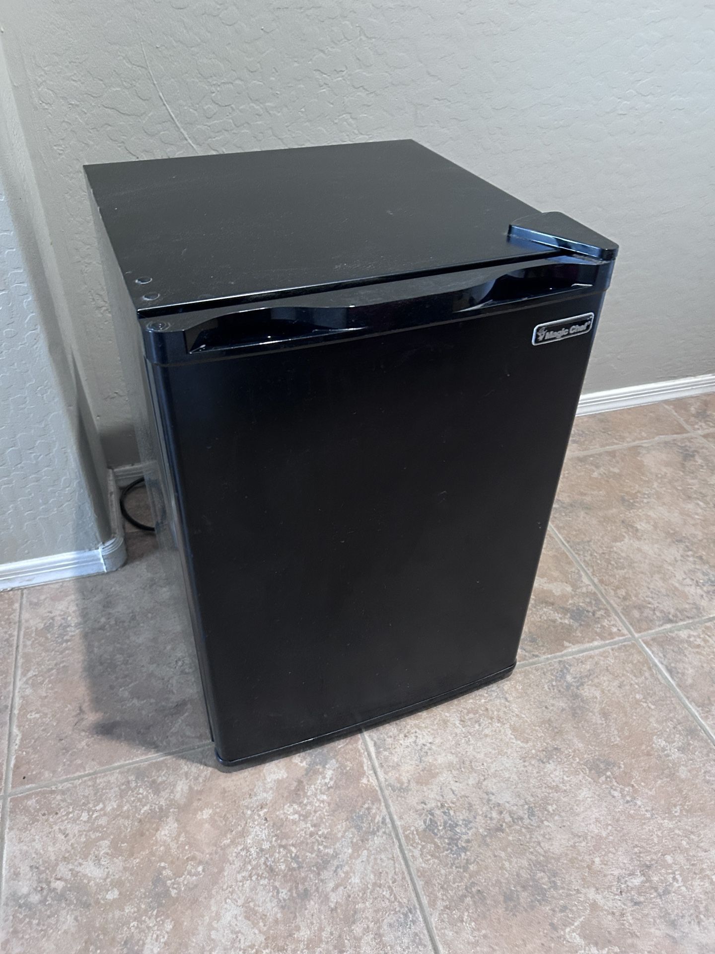 Magic Chef Mini Refrigerator 2.6 Ft.³