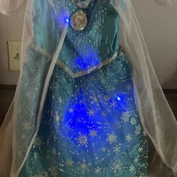 Vestido de Elsa para cuatro años prende las luces y es musical
