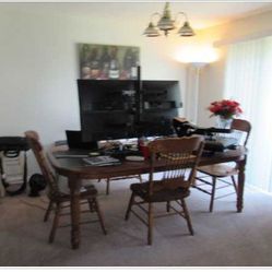 Very Nice Dining Table With 6 Chairs With Insert Extender 