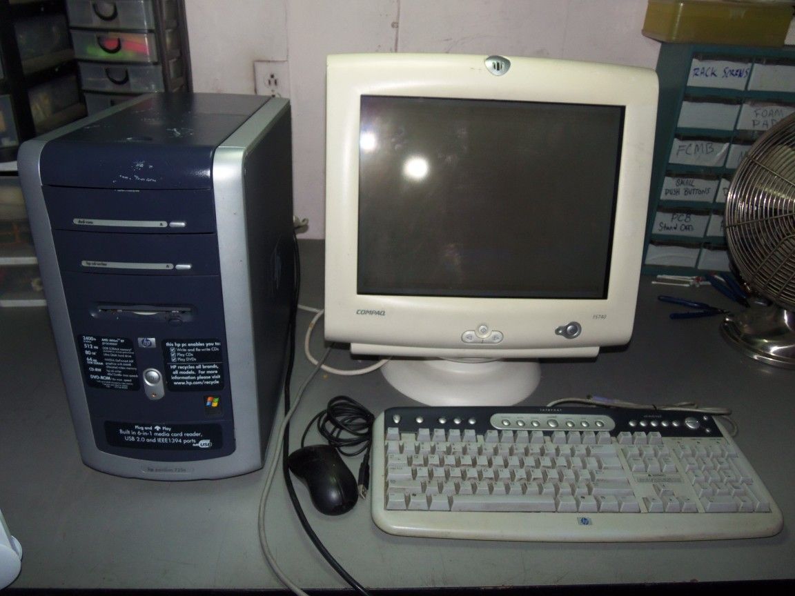 HP Pavillion 700 PC With Compaq FS740 CRT 17" Computer Monitor