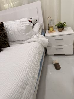 King White Bed With Matress
