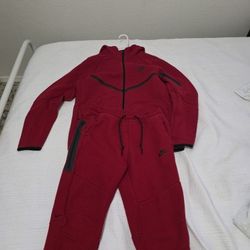 Red Nike Tech(hoodie & Pants) 