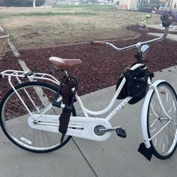 vintage-style cruiser bicycle — possibly an Electra Amsterdam-style comfort cruiser 