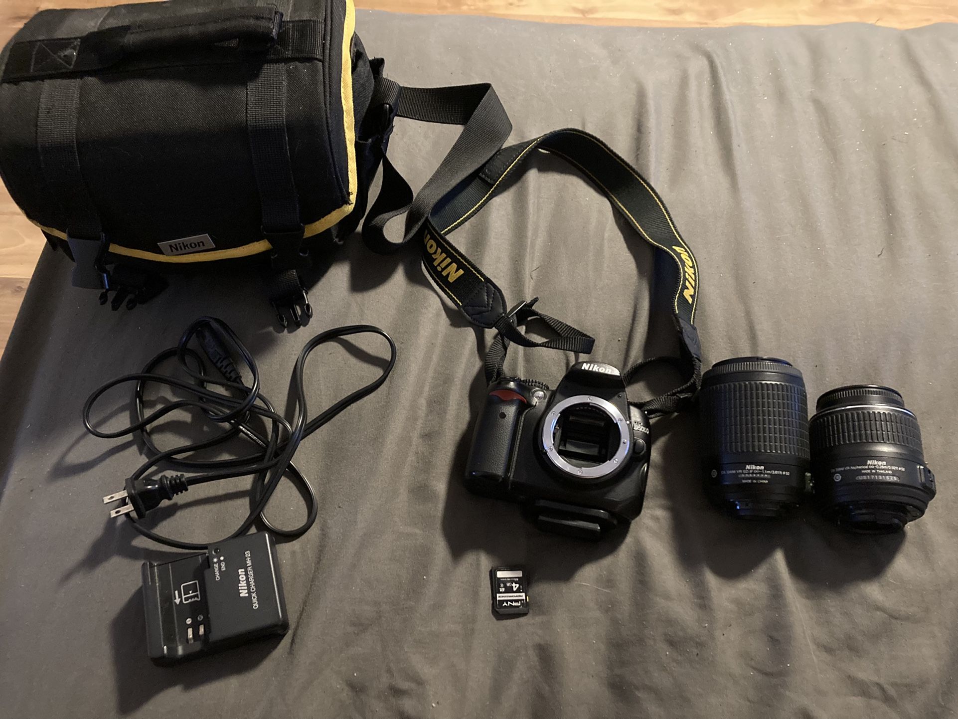 Nikon D5000, Camera Bag, SD Card, 2 Lenses, Charger