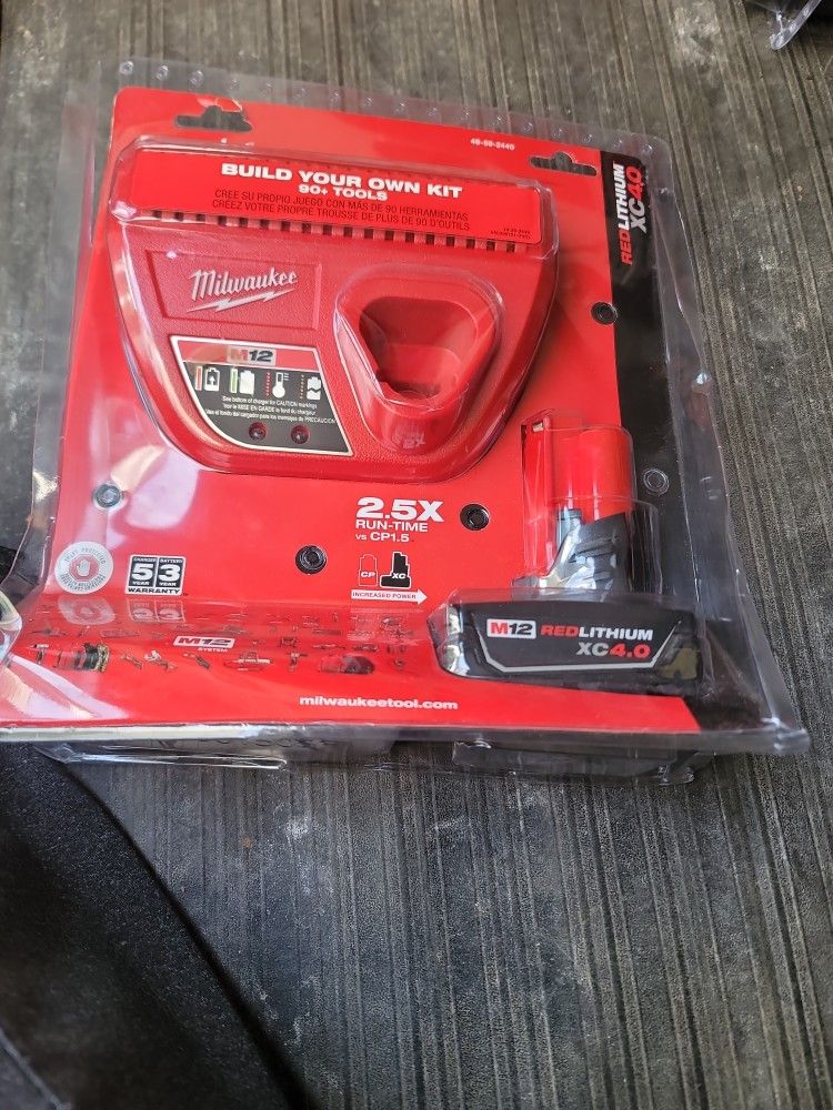 MILWAUKEE M12 CHARGER AND BATTERIE 4.0AH NEW 