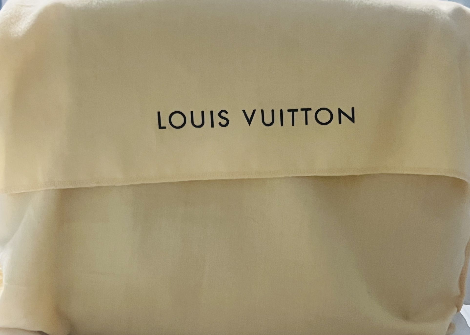 Louis Vuitton Unisex Taiga Leather Messenger Crossbody Bag/ Cowhide Leather