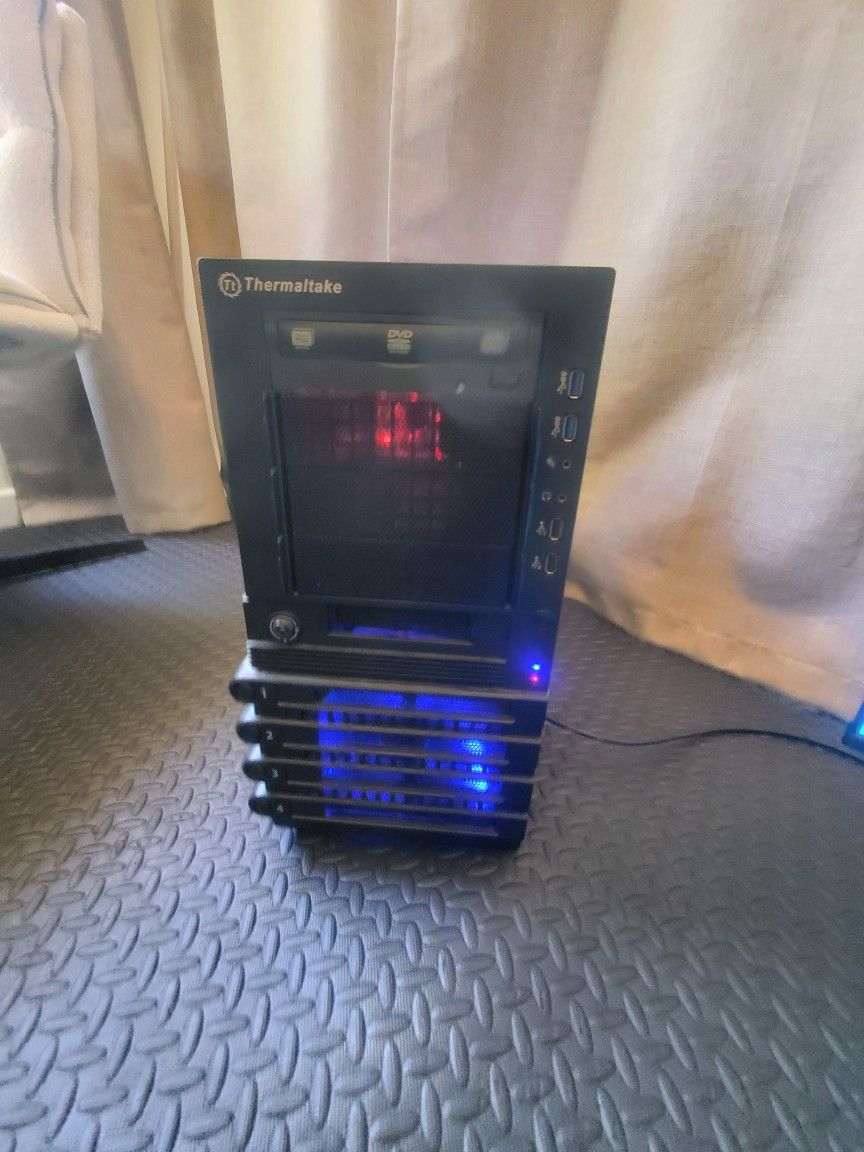 Desktop PC w/ Screen Stand Includes 3 Display Screens