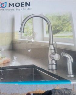 New MOEN Noell Single-Handle Standard Kitchen Faucet with Side Sprayer in Spot Resist Stainless. Retails Around $220 With Taxes!