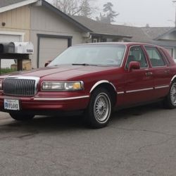 1995 Lincoln Town car ~ executive sedan 4D