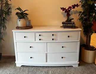 Stanley Young America 8-Drawer Wood Dresser