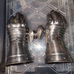 "Medieval" gauntlets