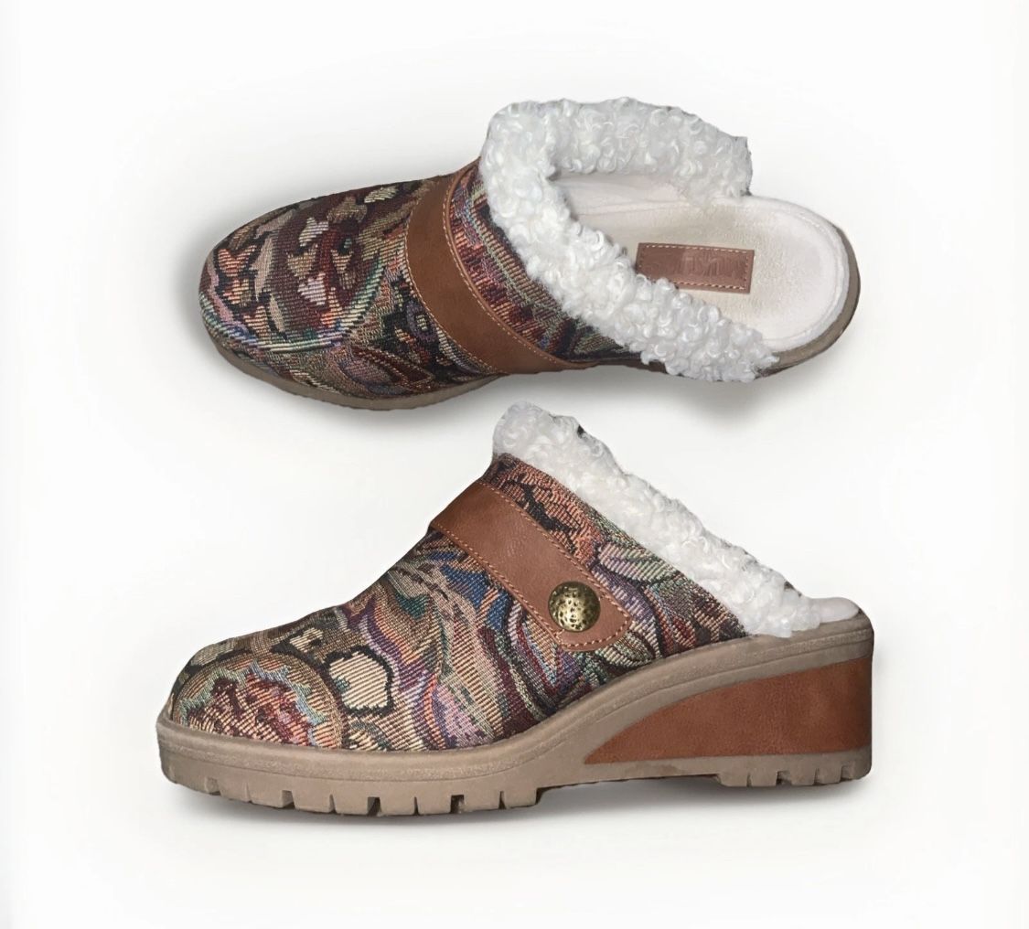Muk Luk Women’s Norway Bergen Wedge Clogs Size 9