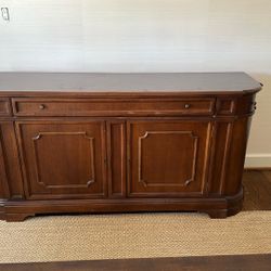 Beautiful Buffet Table 