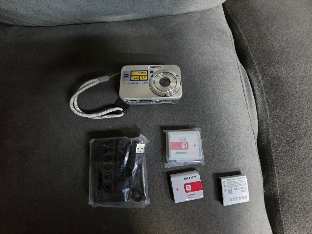 Sony Cyber-Shot DSC-N1 8MP 3x Optical Zoom, w/ 3 Battery and Charger - Excellent