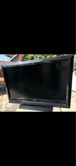 32” Vizio tv with remote control.