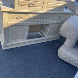 🎁 DRESSERS AND BED FRAMES  $199 EACH🎁