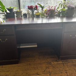 Brown Desk with great condition (slight 