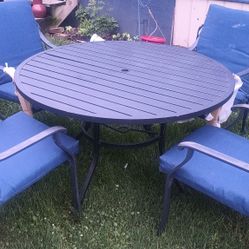 Mesas De Patio Con Sus Sillas Y Cojines 