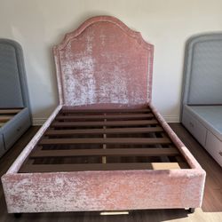 UPHOLSTERY CURVED KING BED