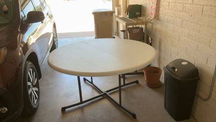 Round 60 inch table and can be folder