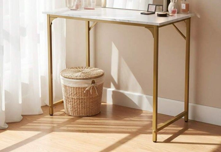 Small White And Gold Dresk